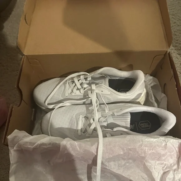 New Balance Women's Gray White Running Shoes Size 8.5 - NWT - Picture 2 of 3